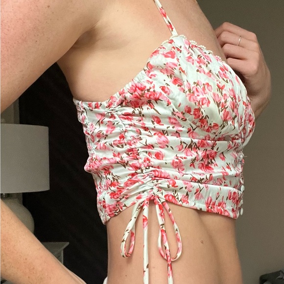 Crop floral tank top. - Picture 2 of 4